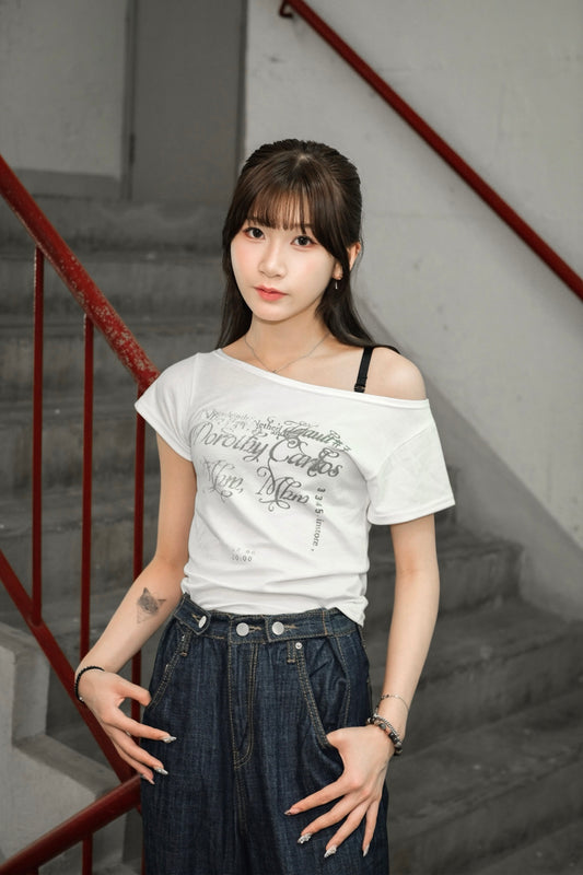 [預訂] 輕透感斜肩字母造舊Top