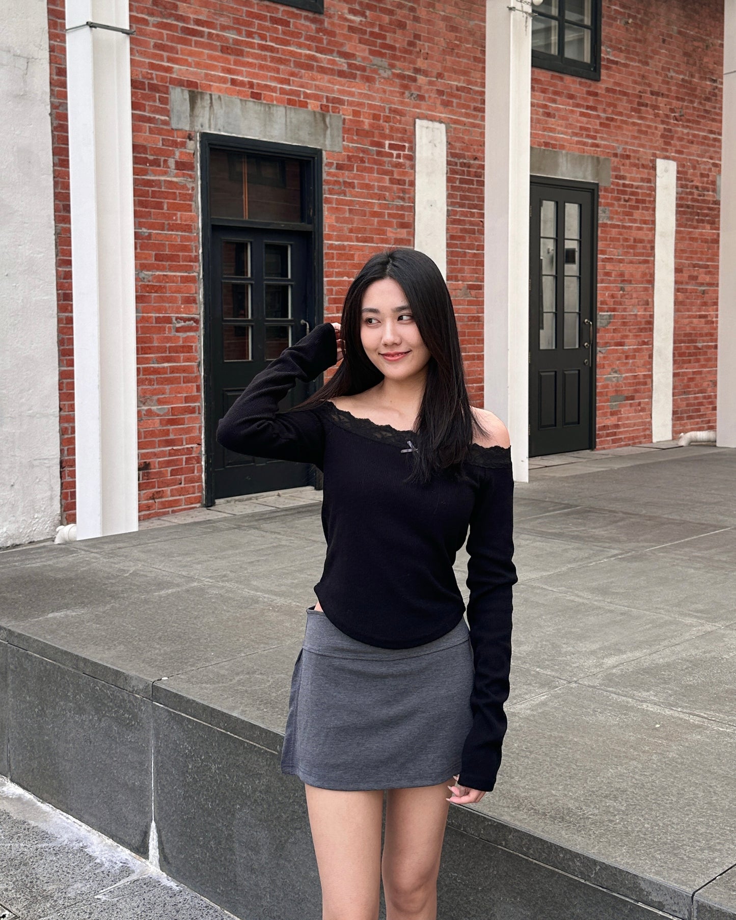 [現貨] \純慾Lace點綴/ 暗坑紋一字膊Top