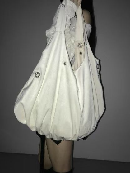 [預訂] 絲絨銀圈單肩袋