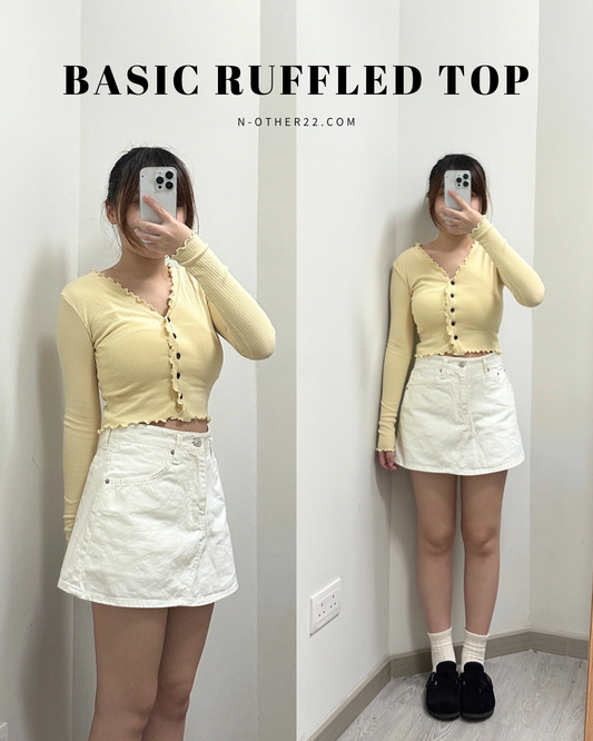 [現貨] \簡單溫柔款/ 荷葉捲邊排扣Top