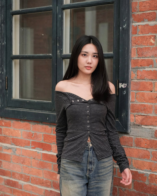 [現貨] \簡單氣質款+實物超美/ 微絨間條排扣Top