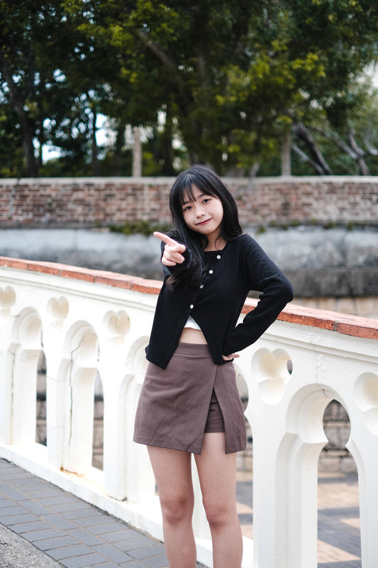 [現貨] \個性斜排扣/ Daily Buttoned Top