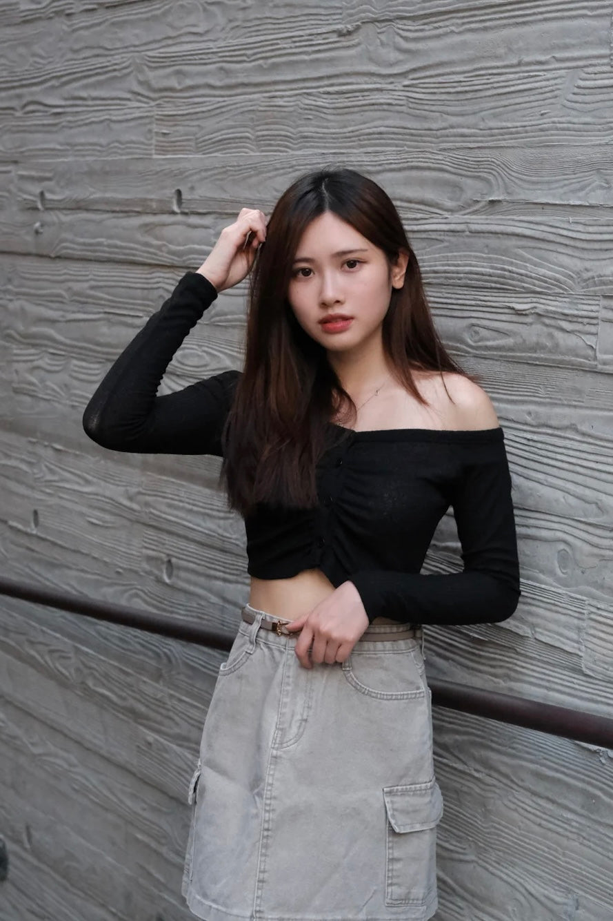 [現貨] \氣質排扣/ 微紗質一字膊Top