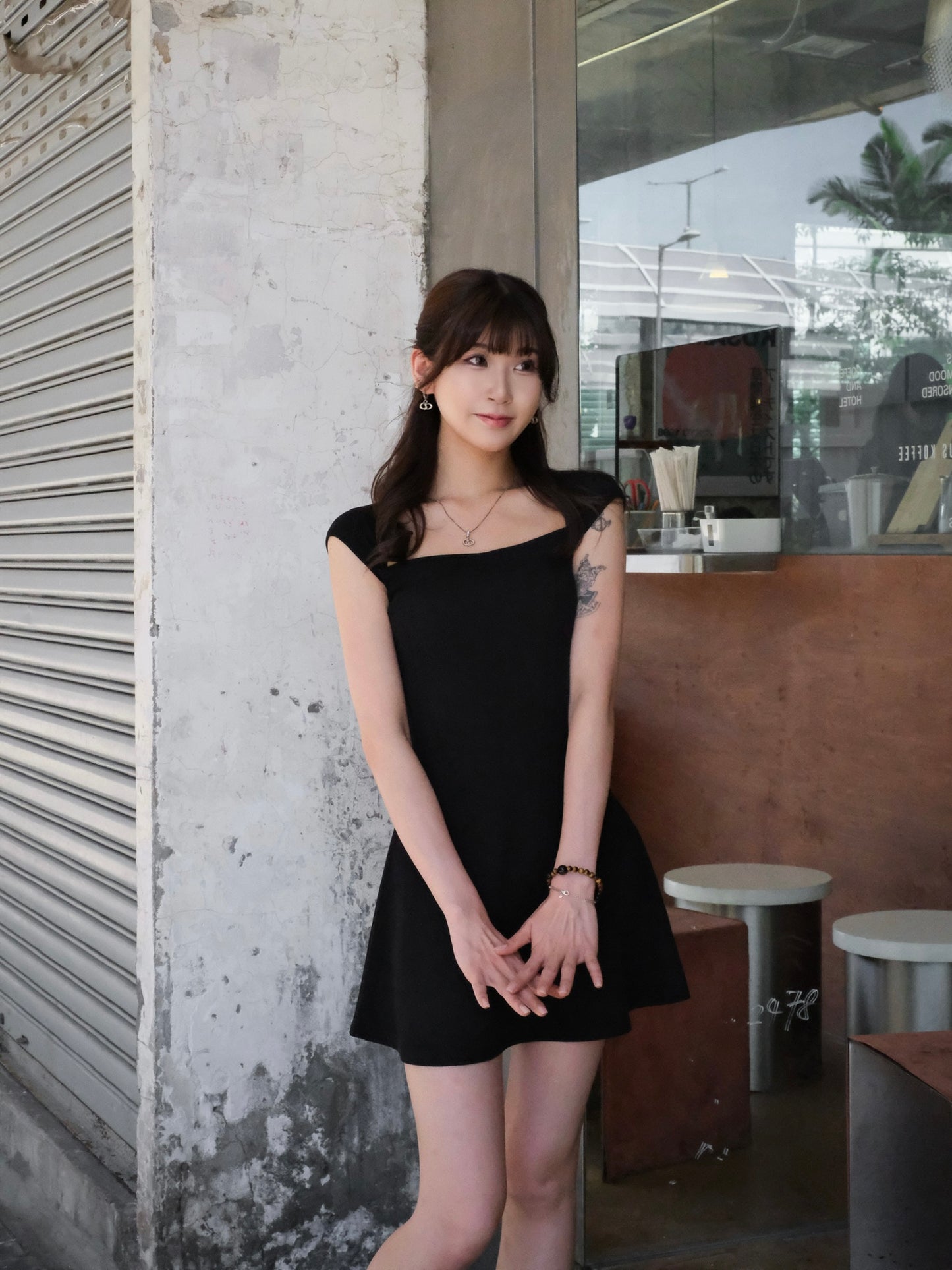 \氣質大方領露出鎖骨線條♡/ 顯身材親膚收腰連身裙