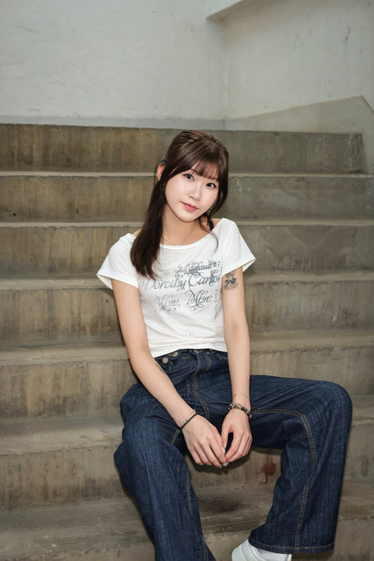 [預訂] 輕透感斜肩字母造舊Top