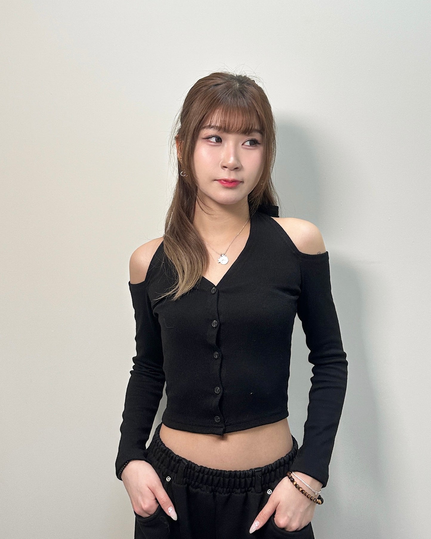 [現貨] \知性感小露肩一 一✧/ Chic Cold-Shoulder Top