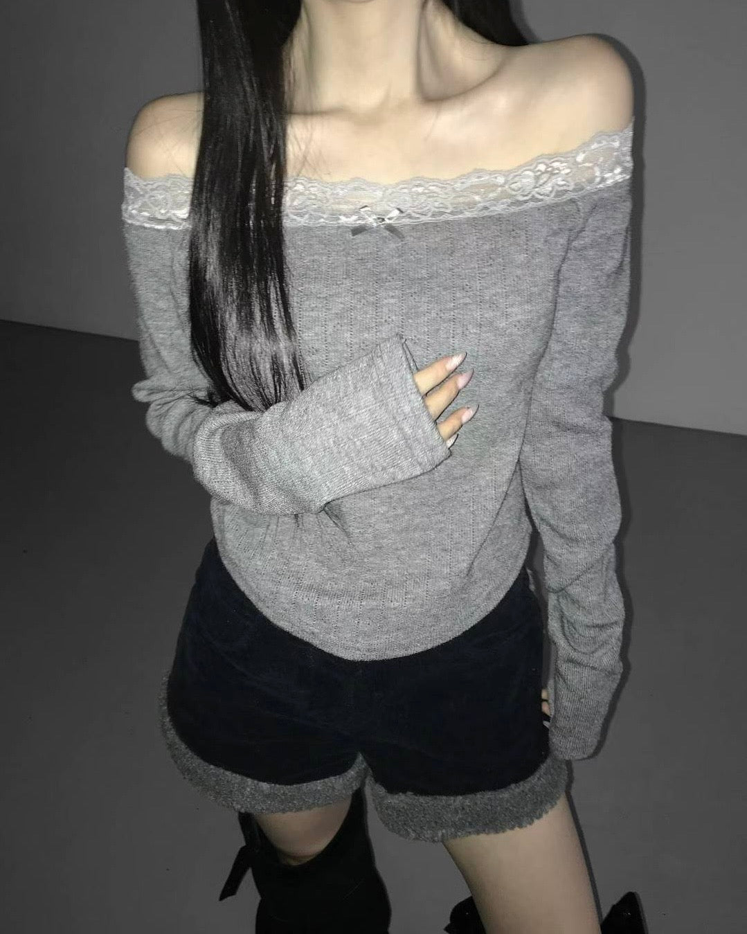 [現貨] \純慾Lace點綴/ 暗坑紋一字膊Top