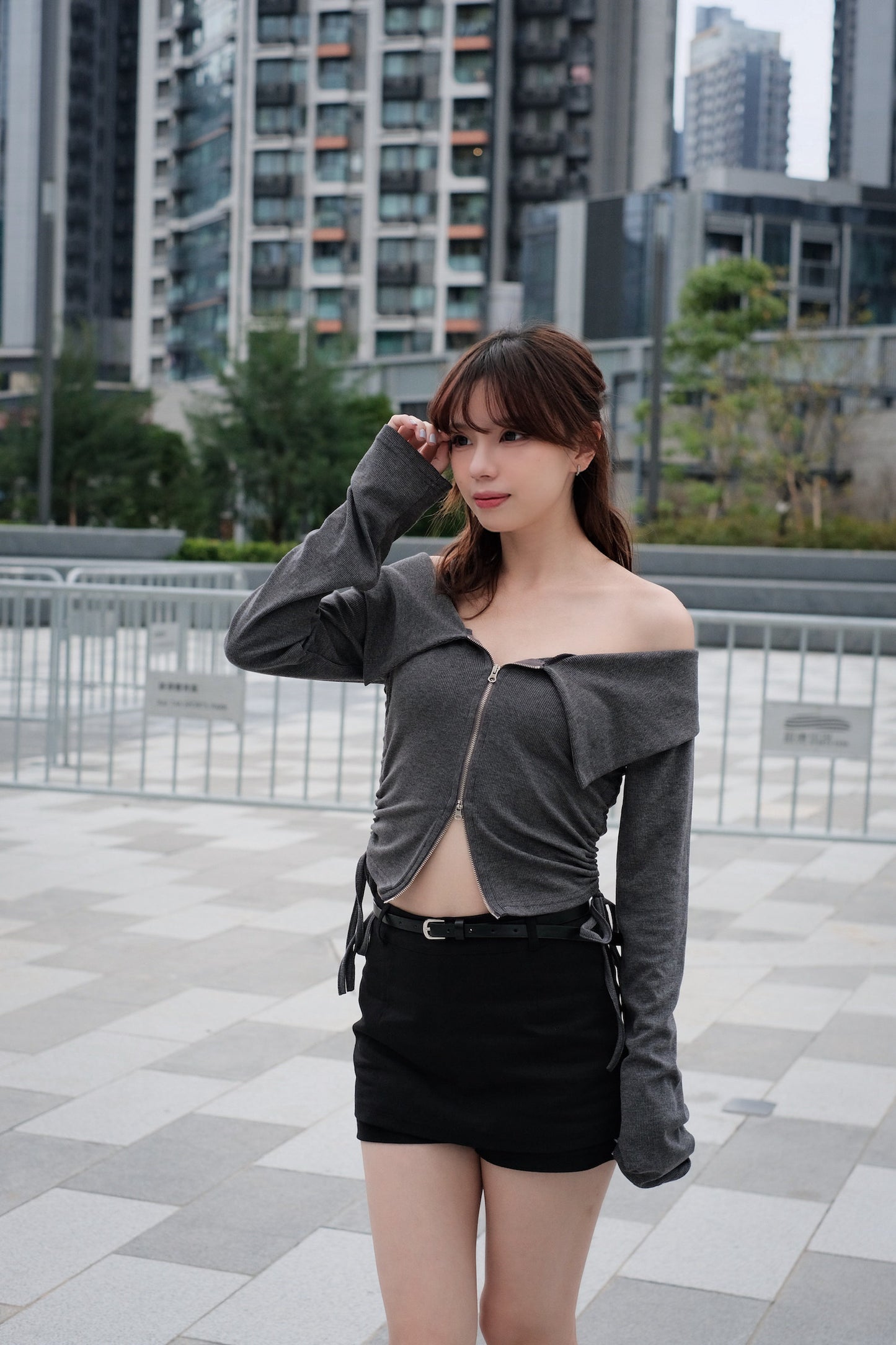 [現貨] \側綁繩反領設計/ Off-Shoulder Zip Top