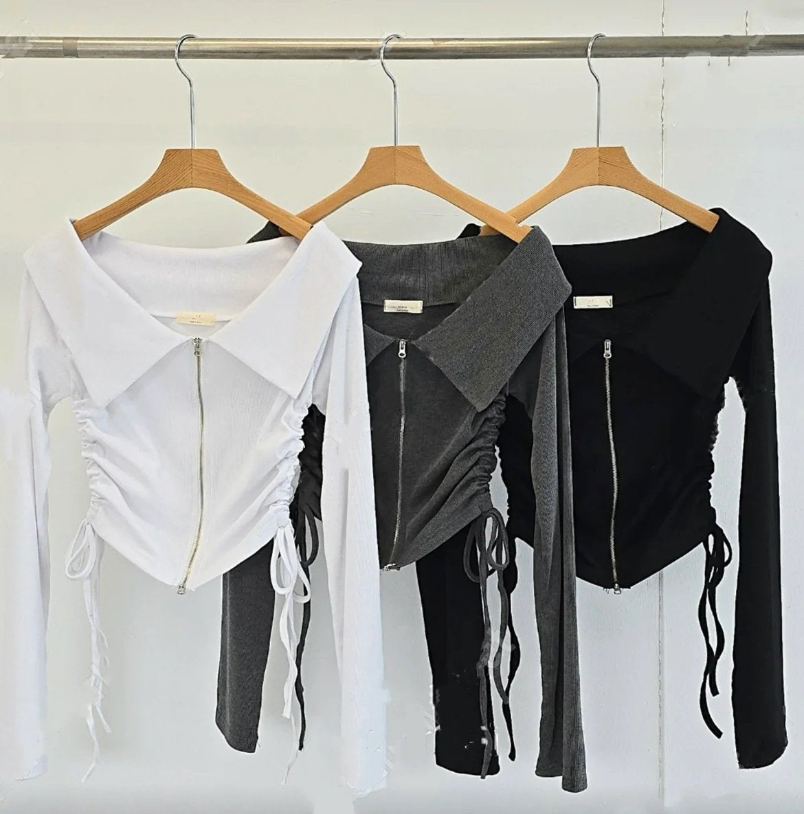 [現貨] \側綁繩反領設計/ Off-Shoulder Zip Top