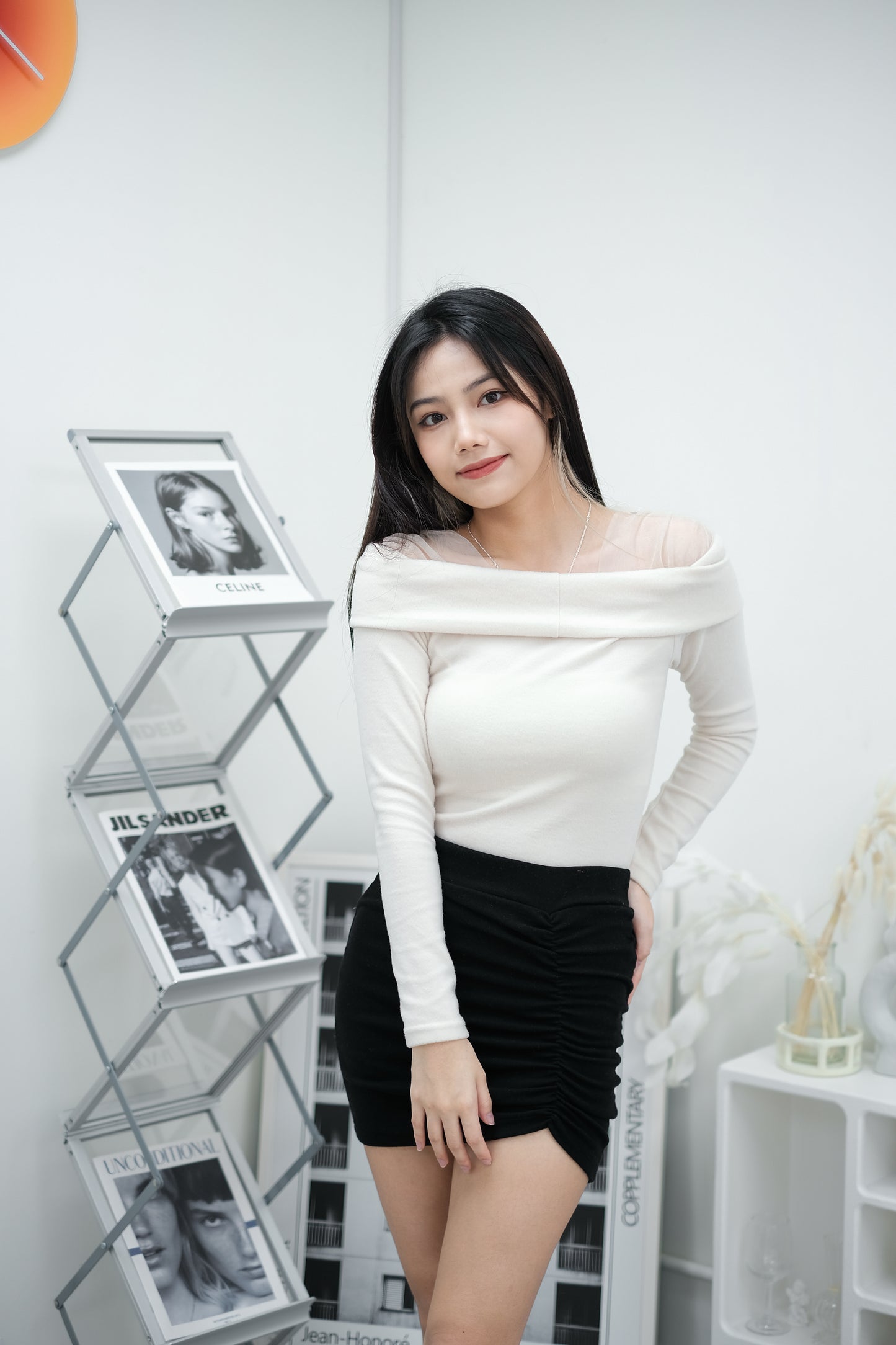 [預訂] \氣質女人味/ 微露肩透紗絨質Top